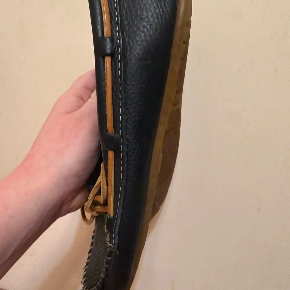 Minnetonka | Black and Tan Leather moccasins